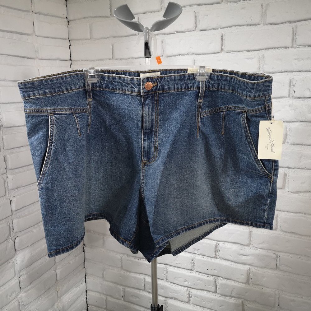NWT Universal Thread Ladies Size 24W Medium Wash High Rise A-line Jean Shorts